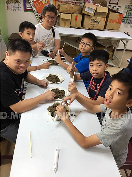 樂山-表演後與院生進行一場學習、與樂山天使一同包裝樂山艾草蚊香、艾草蚊香其實有點難度、院生手藝真的巧、巧手8-3.jpg 樂山-表演後與院生進行一場學習、與樂山天使一同包裝樂山艾草蚊香、艾草蚊香其實有點難度、院生手藝真的巧、巧手8-3.jpg