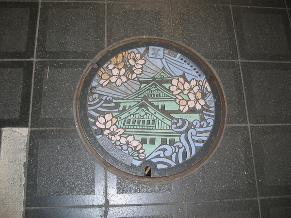 地上有大阪城圖案的人孔蓋