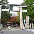 來到八坂神社的鳥居前