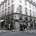 巴黎有名的連鎖馬卡鍙，都是淺綠色外觀
