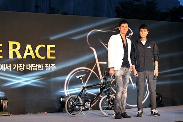 Night Bicycle Race - Pianist Maksim Mrvica and Actor Jung Woo Sung