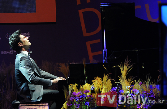 Maksim performed at the Opening Ceremony of the 4th DMZ Korean International Documentary Film Festival.