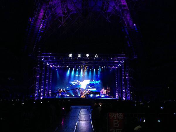 performing at the Qingdao stadium-02