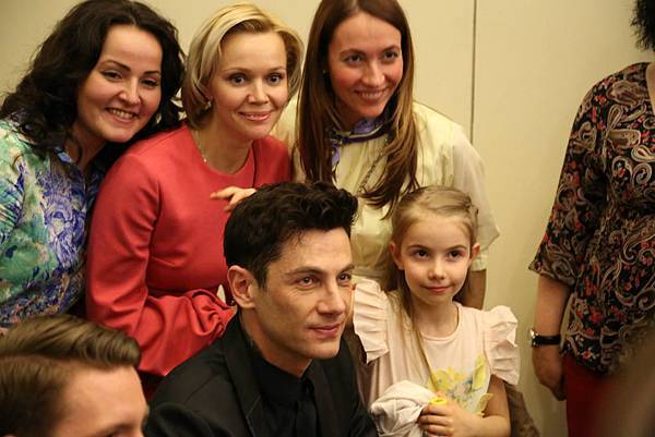 Maksim in Moscow-08 - Maksim with his fans..jpg
