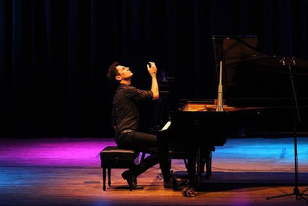 Some photos of Maksim's performance in S. Korea-03.jpg
