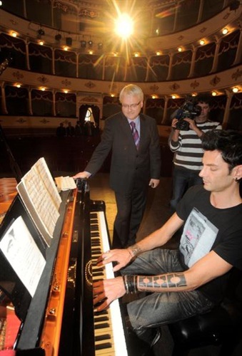 President of Croatia 'Ivo Josipović' and Pianist 'Maksim Mrvica'-02.jpg