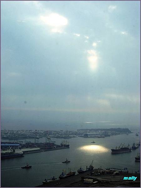 金典酒店俯瞰高雄港~光線從雲層中映在高雄港上