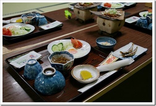 25710620:[食] 民宿岩田館 朴葉味噌・玉子焼き・焼魚 (早餐)