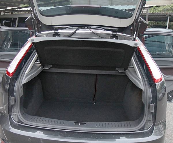 後車廂內 後車廂內