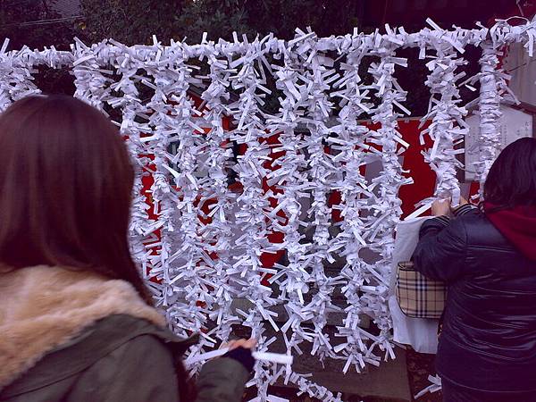 京都-祇園-八版神社-日本習俗綁上字條祈求好運