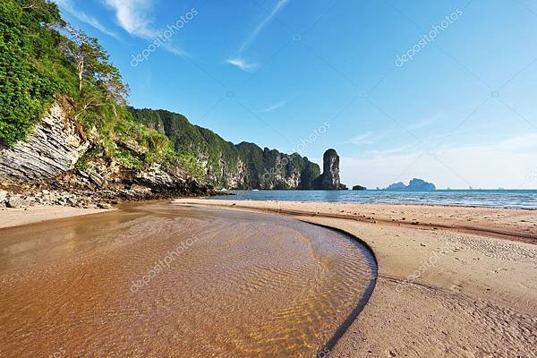 depositphotos_8384158-stock-photo-the-beach-at-low-tide.jpg