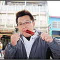 990307-泰安-洨水老街-爸比吃草莓香腸.jpg