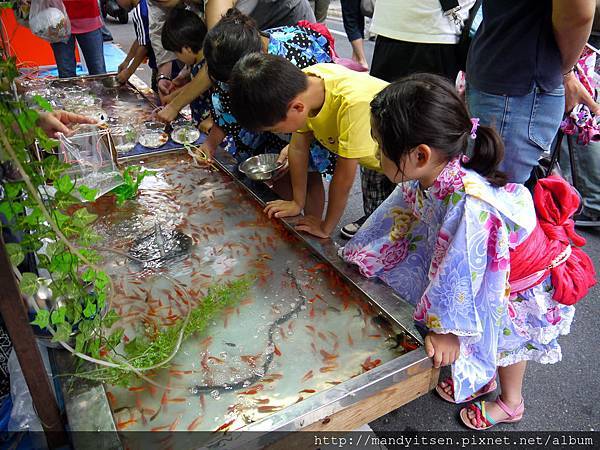 祇園祭期間的撈金魚攤子