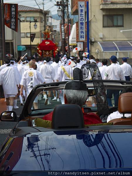 神社宮司與神輿隊伍