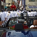 神社宮司與神輿隊伍