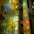 聖家堂內，處處是奇幻瑰麗的彩色光芒