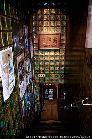 通往六曜社地下店的階梯 通往六曜社地下店的階梯