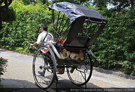 穿梭在嵐山地區的人力車夫