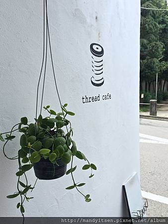 thread cafe店門口logo