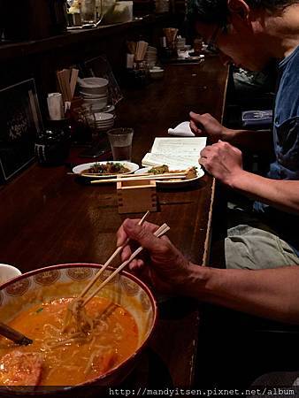 吃菜喝酒讀書中的男子 吃菜喝酒讀書中的男子