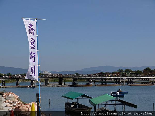 大堰川畔，齋宮行列正跨越渡月橋