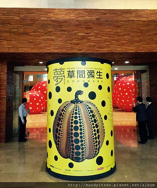 高美館「草間彌生」展入口