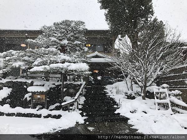 大雪中，途經嵐山溫泉旅館「辨慶」