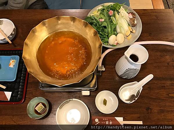 蕎麥鴨肉鍋湯底與菜盤