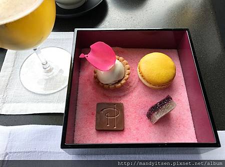 Ritz-Carlton Bento Box 三段目：甜點「庭園」