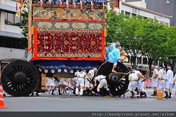 進行轉彎中（辻回し）的雞鉾