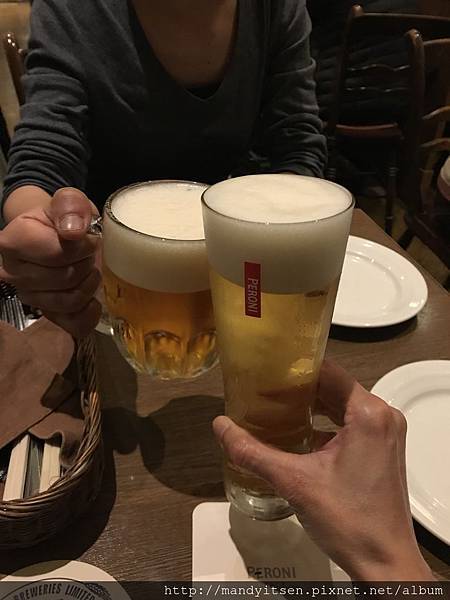 用捷克啤酒與義大利啤酒乾杯