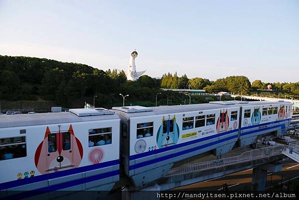 大阪單軌電車與太陽之塔