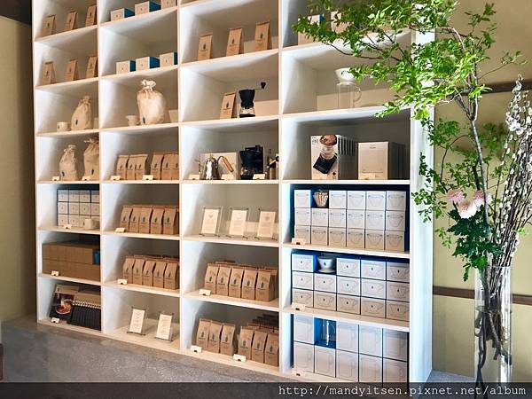 blue bottle京都店的商品販售區一角