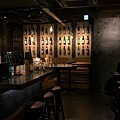 益や酒店2號店內的酒牆