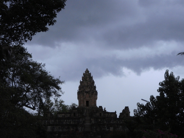 其實烏雲密佈