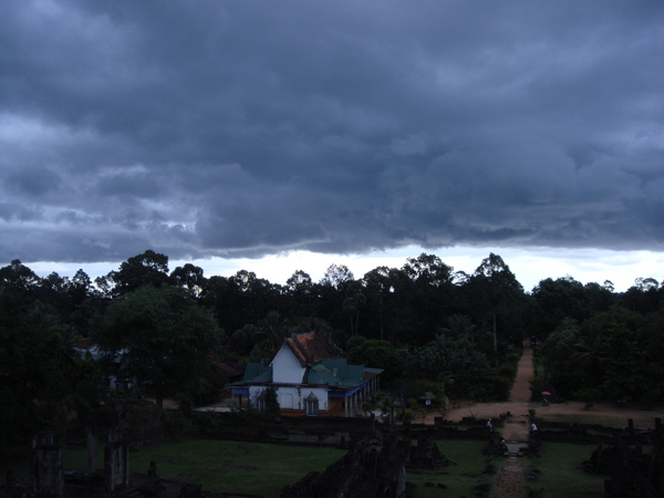 嚇!!雲層真低~等會應該是大雷雨吧!!