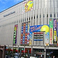 Yodobashi 正面，花花綠綠的海報，叫妳快快去買東西呀。