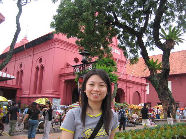 Min北鼻與背後的某教堂 (at Melaka)