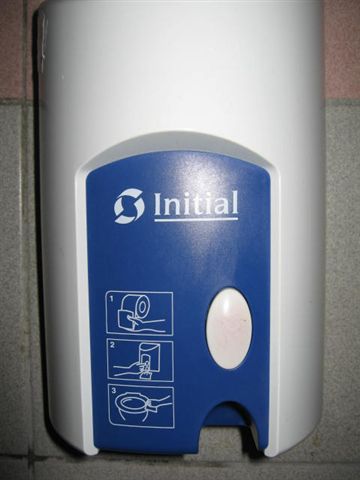 吉隆坡國際機場洗手間裡的貼心設計..節省座墊紙的環保概念
