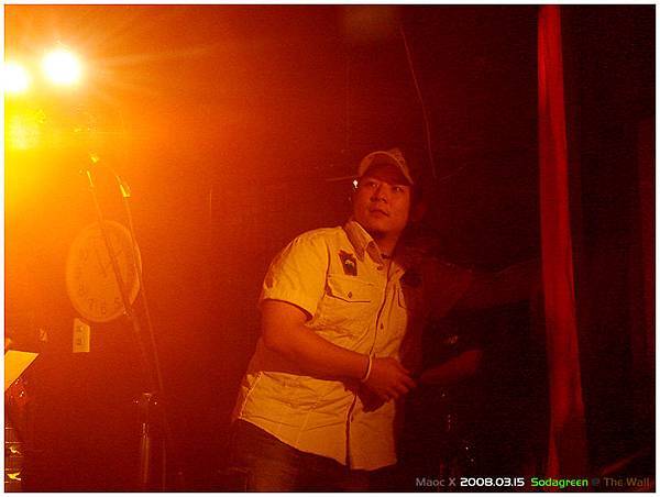 小威還幫忙拉幕