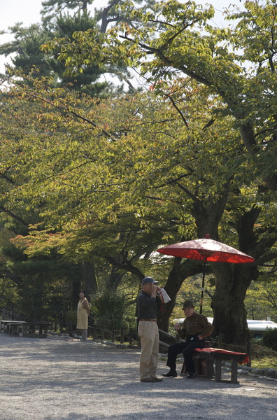 紅傘下的日本人。
