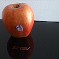 放一顆蘋果在電腦上, 它也不會變成Apple的