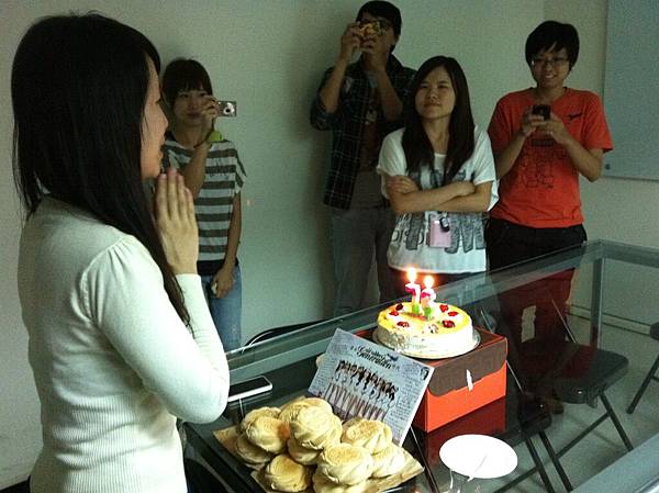 阿巧開記者會宣佈將帶回混血兒, 現場鎂光燈閃爍不停