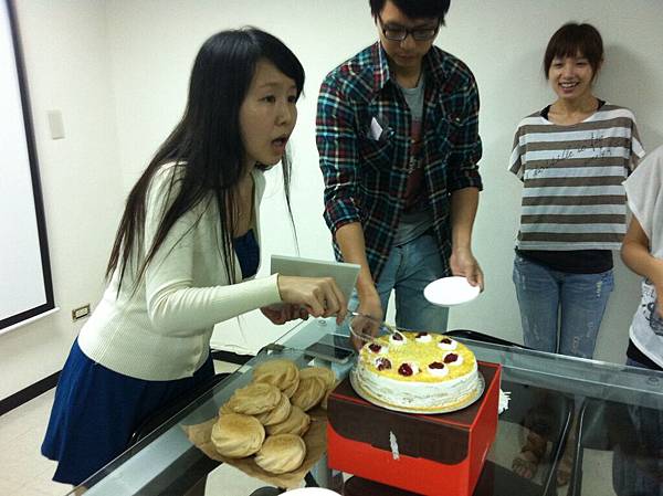 含吉: "蛤? 大聲點我聽不見"