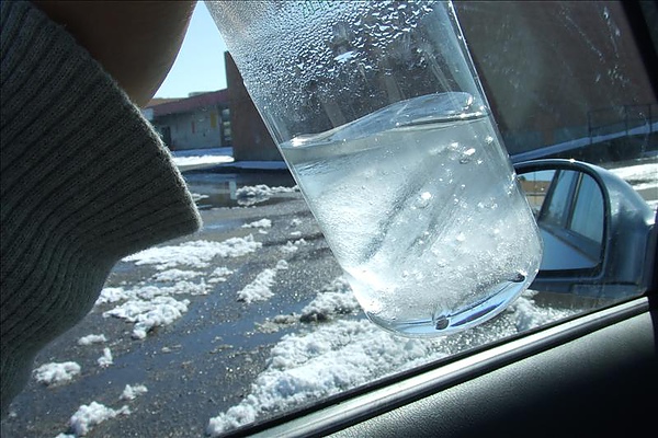 隔天出門, 放在車裡的水結冰了