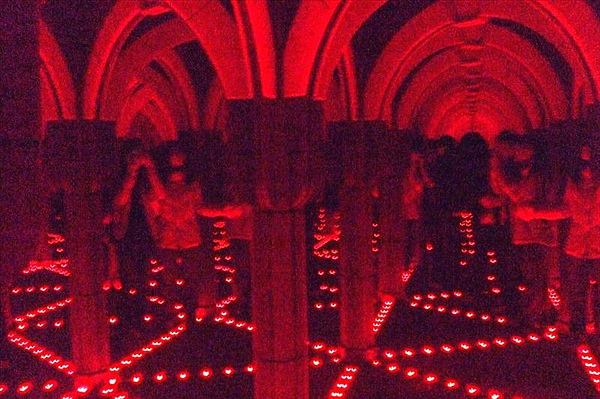 Mirror Maze 鬼影幢幢