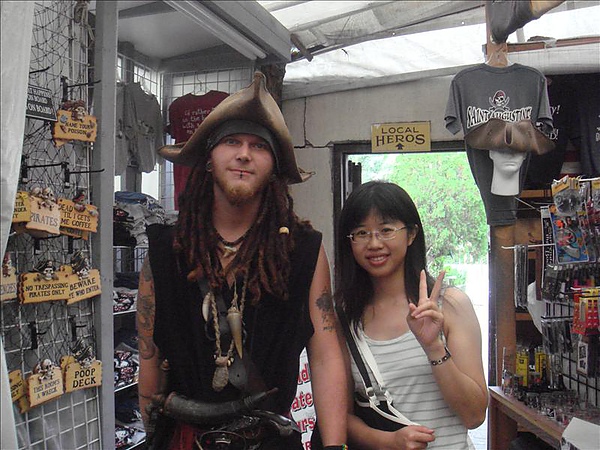 很酷的海盜店員