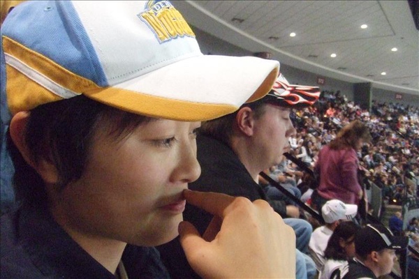 這位戴著Nuggets帽子的朋友心中偷偷支持Spurs...