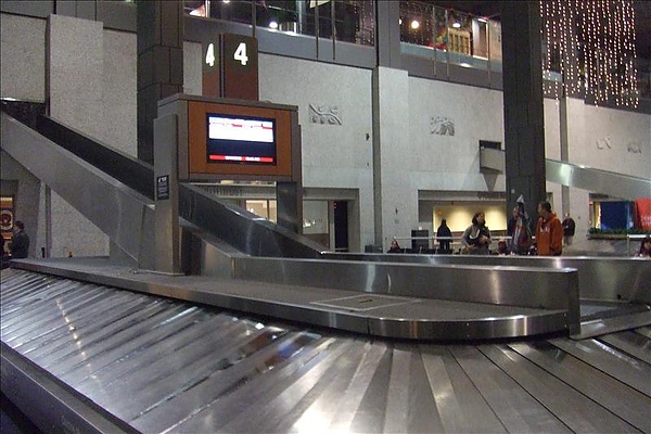 機場的carousel讓行李坐溜滑梯下來