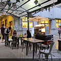 戶外的位子也很有氣氛